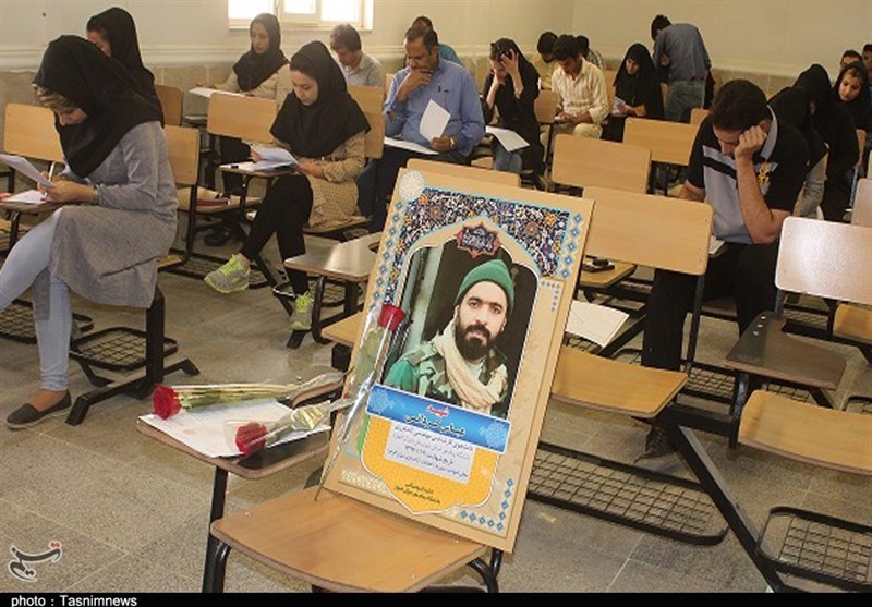 اهواز| تصویر شهدای دانشجوی مدافع حرم در جلسه امتحان