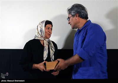 اهدای لوح بزرگداشت زنده یاد جمشید الوندی به همسرش در دومین شب نقره ای فیلمبرداران سینمای ایران