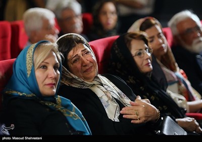همسر زنده یاد جمشید الوندی در دومین شب نقره ای فیلمبرداران سینمای ایران