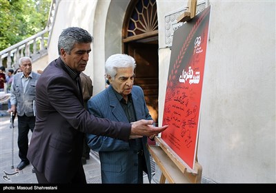 امضای پوستر دومین شب نقره ای فیلمبرداران سینمای ایران توسط یدالله صمدی