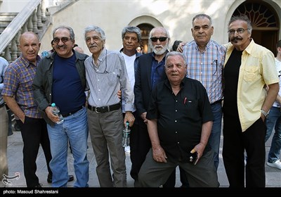 عکس یادگاری فیلمبرداران و اهالی سینما در دومین شب نقره ای فیلمبرداران سینمای ایران