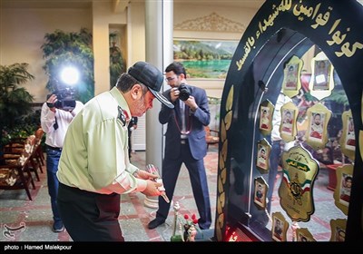 ادای احترام سردار حسین اشتری فرمانده نیروی انتظامی به مقام شهدای پلیس آگاهی