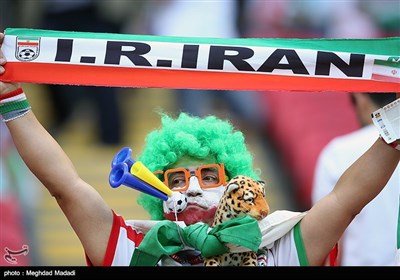 مشجعی المنتخب الإیرانی لکرة القدم امام نظیره الإسبانی