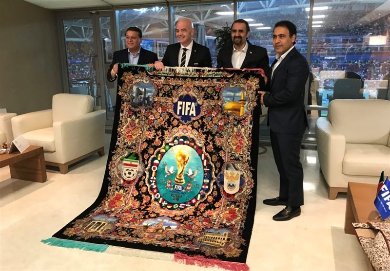 جام‌جهانی 2018| اهدای فرش ویژه جام‌جهانی روسیه به رئیس فیفا/ حضور اینفانتینو در رختکن ایران