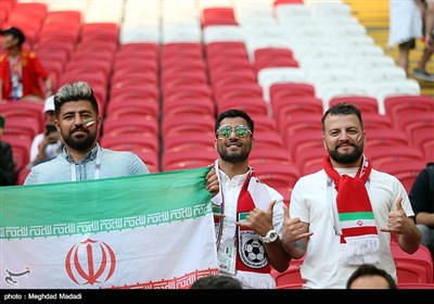 مشجعی المنتخب الإیرانی لکرة القدم امام نظیره الإسبانی