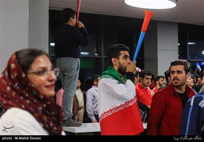 الإیرانیون فی کل أرجاء ایران یتابعون مباراة ایران واسبانیا