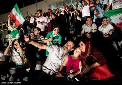 تماشای بازی تیم های فوتبال ایران - اسپانیا در ورزشگاه آزادی