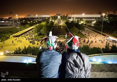 تماشای بازی تیم های فوتبال ایران - اسپانیا در ورزشگاه آزادی