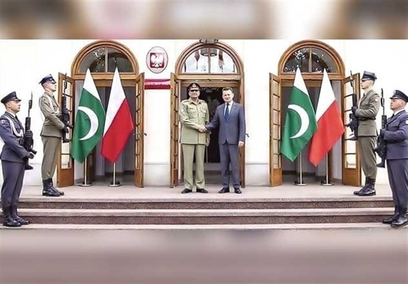 سفر فرمانده ستاد ارتش پاکستان به لهستان و تاکید بر گسترش همکاری‌های مشترک