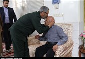 یزد | دیدار سردار غیبپرور با خانواده شهید آخوندزاده به روایت تصویر