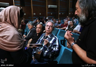 اسماعیل عباسی و سیف الله صمدیان در مجمع عمومی انجمن صنفی عکاسان مطبوعاتی ایران