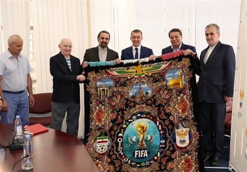 اهدای فرش دستباف جام جهانی به فدراسیون روسیه توسط ساکت+تصاویر