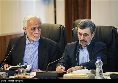 محمود احمدی‌نژاد و پرویز داوودی در جلسه مجمع تشخیص مصلحت نظام