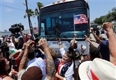 معترضان راه اتوبوس حامل مهاجران را در مرز تگزاس مسدود کردند