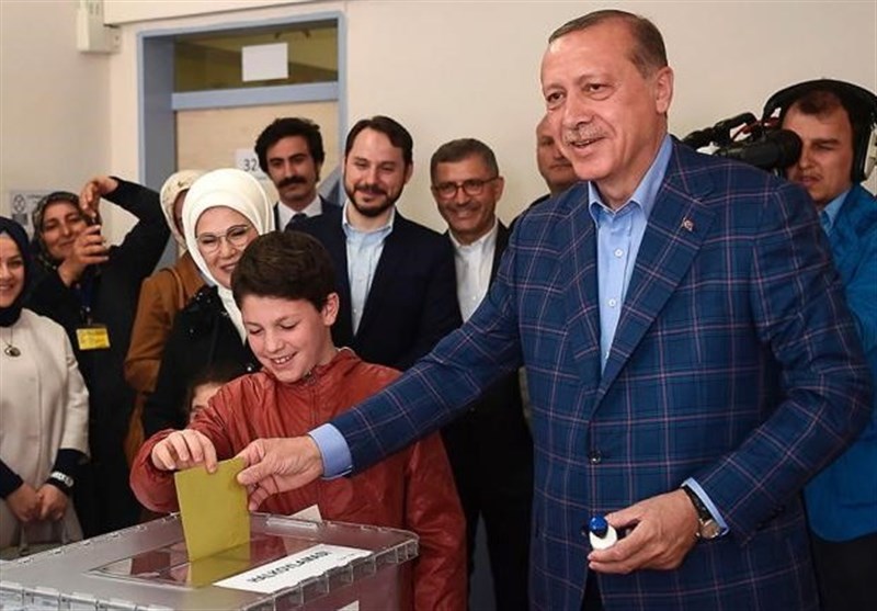 أردوغان یدلی بصوته فی الانتخابات الترکیة