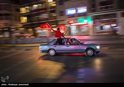 شب شادی مردم قبل از اعلام نهایی انتخابات ریاست جمهوری ترکیه