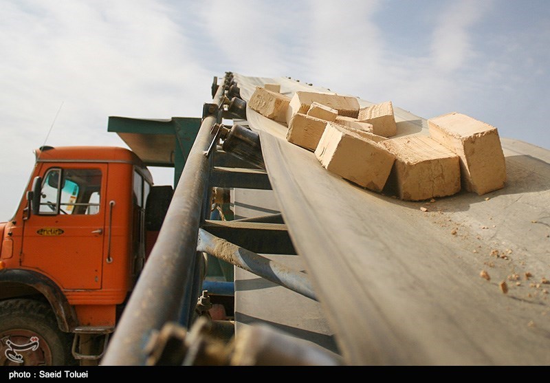 اصفهان| تولیدکنندگان آجر حق برداشت خاک از زمین‌های خود را هم ندارند؛ خاک را از واسطه می‌خریم