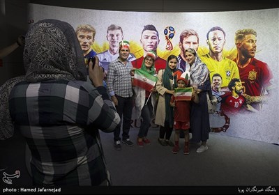 تماشای تیم های فوتبال ایران و پرتغال در چارسو
