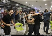شادی مردم پس از زدن گل پنالتی تیم ملی فوتبال ایران به پرتغال- تماشای تیم های فوتبال ایران و پرتغال در چارسو