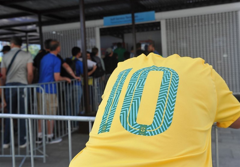 جام جهانی 2018 | نیمار و مسی در صف خرید بلیت‌ها + تصاویر