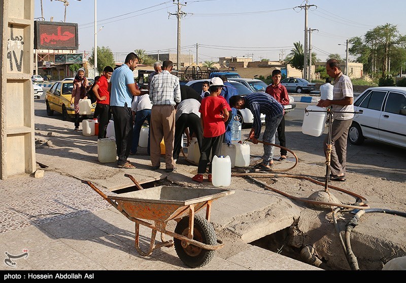 تشکیل صف‌های طولانی خرید آب در آبادان و خرمشهر؛ بی‌تدبیری مسئولان در برطرف کردن معضل آب شرب خوزستان