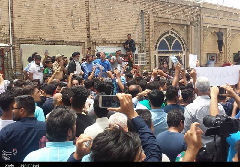 خوزستان| تجمع مردم مقابل مسجد جامع خرمشهر؛ کیفیت آب شرب غیرقابل تحمل است + تصاویر