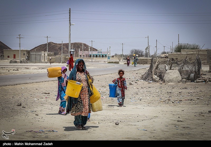 بحران آب در بلوچستان| روایت زنانی که هنوز&quot; کوزه بر سر، بچه در دست&quot; آب می‌آورند + فیلم