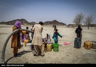 روستای دك باهو روستایی است از توابع بخش دشتیاری شهرستان چابهار در60 کیلومتری استان سیستان و بلوچستان ،آب این روستا شور است و همیشه توسط تانکر این روستا آبرسانی میشود.