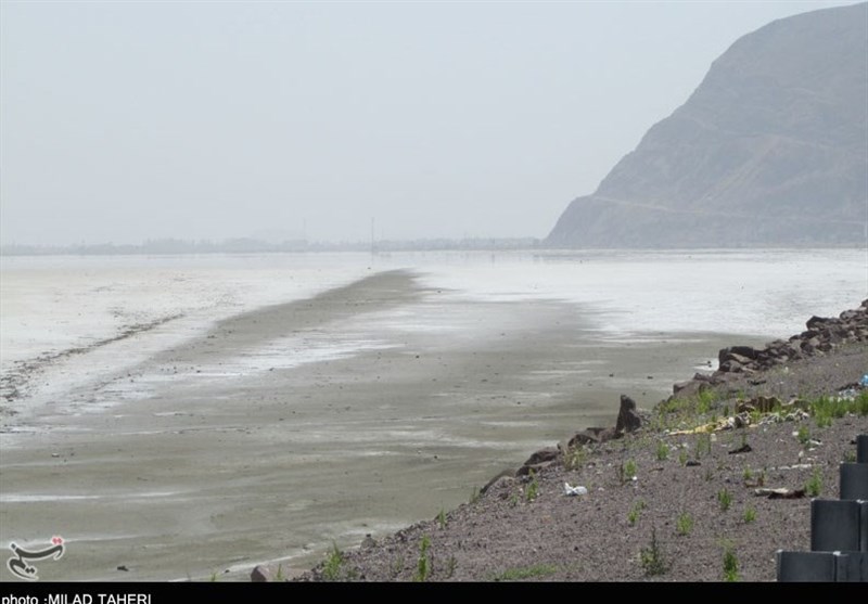 دریاچه ارومیه در حال تبدیل به کویر نمک+تصاویر