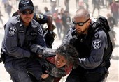 ویدئوی تکان‌دهنده از حمله وحشیانه نظامیان اسرائیلی به یک زن فلسطینی