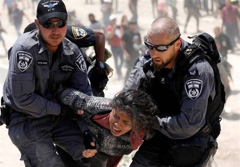 ویدئوی تکان‌دهنده از حمله وحشیانه نظامیان اسرائیلی به یک زن فلسطینی