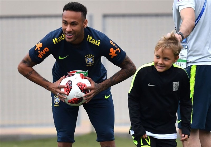 جام جهانی 2018 | شبیه‌‌سازی نیمار در تمرین برزیل با حضور پسرش