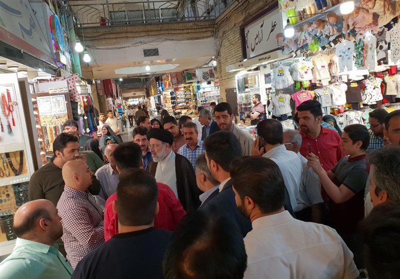 حجت‌الاسلام رئیسی در جمع کسبه بازار رضای مشهد حضور یافت