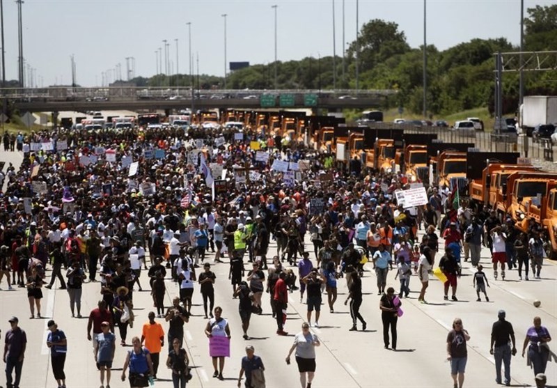 People Shot Down Chicago Highway in Protest against Gun Violence (+Video, Photos)