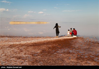 قرمز شدن آب دریاچه ارومیه