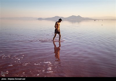 قرمز شدن آب دریاچه ارومیه