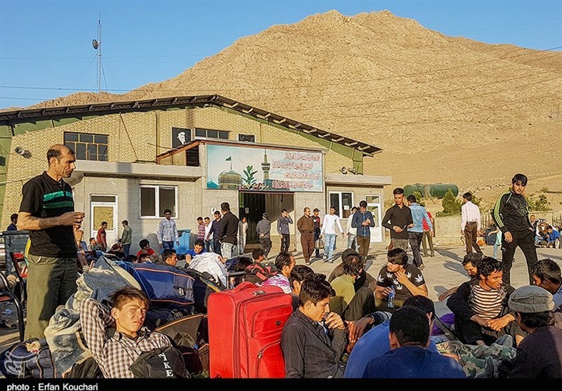 گزارشی از قلب اردوگاه مهاجران در تهران/ افغانستانی‌ها برای ترک ایران صف کشیدند+عکس