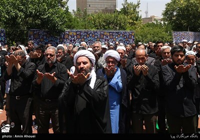 اقامه نماز ظهر و عصر در مراسم عزاداری سالروز شهادت امام جعفرصادق(ع) در میدان صادقیه تهران