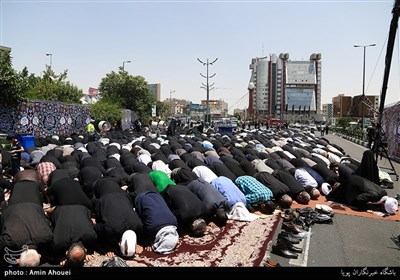 اقامه نماز ظهر و عصر در مراسم عزاداری سالروز شهادت امام جعفرصادق(ع) در میدان صادقیه تهران