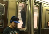 Man Filmed Hanging outside Doors of Subway Train in New York (+Video)
