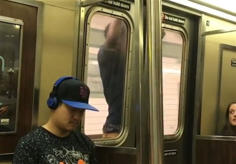 Man Filmed Hanging outside Doors of Subway Train in New York (+Video)
