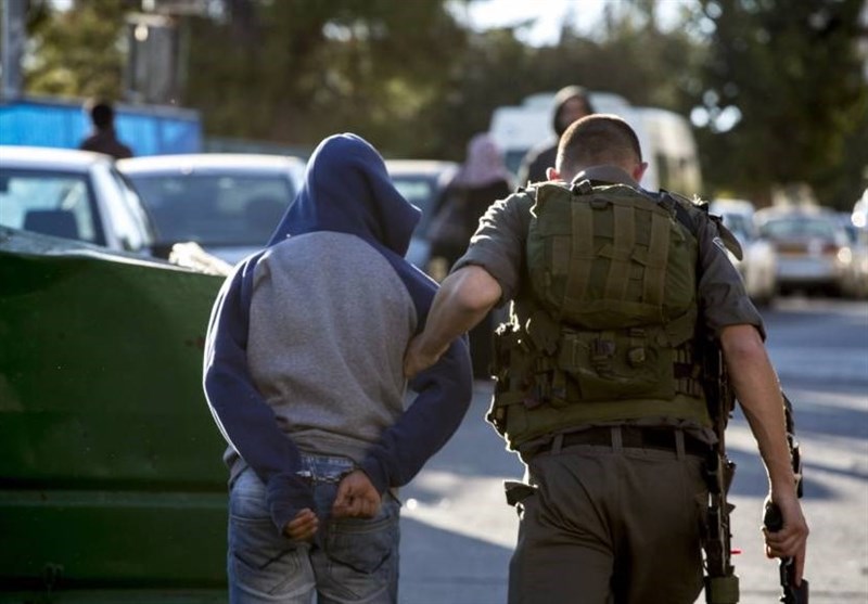 عکس و فیلم/ بازداشت یک نوجوان فلسطینی به خاطر حمل پرچم