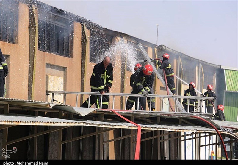 تلاش آتش‌نشانان سمنانی برای مهار آتش در گمرک سمنان به روایت تصویر