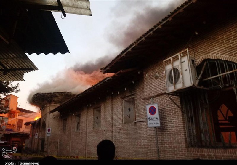 بیش از 10 مغازه اطراف مسجد جامع ساری کامل آتش گرفت