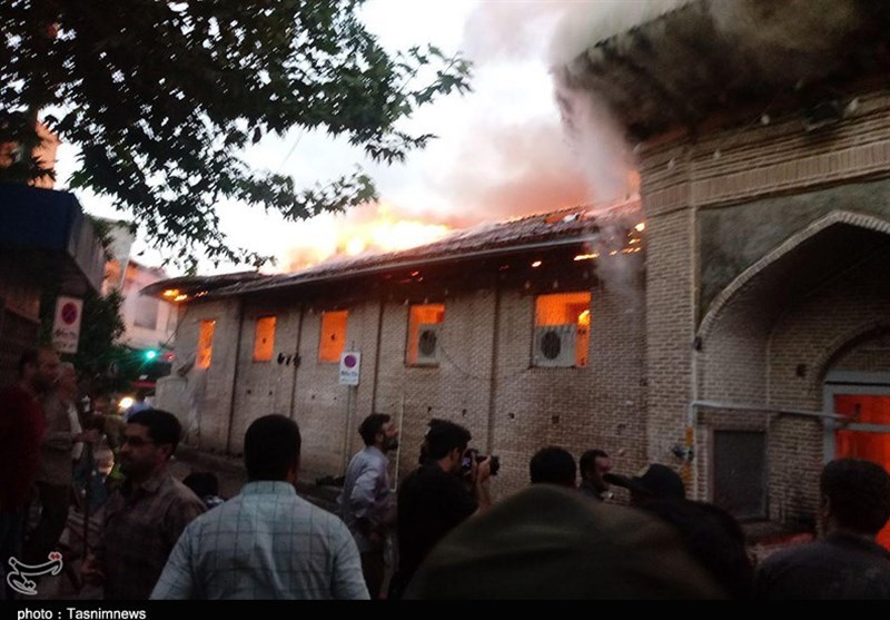 فرماندار ساری: مهار آتش در مسجد جامع ساری تا ساعاتی دیگر ادامه دارد/نیروهای امدادی از شهرهای اطراف به کمک اطفاء آمدند