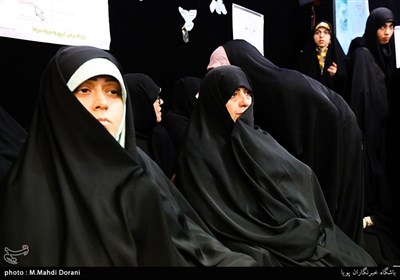 خواهر و خواهرزاده مسیح علینژاد در همایش دختران انقلاب 