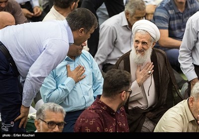 حضور حجت الاسلم صدیقی امام جمعه موقت تهران در میان نمازگزاران