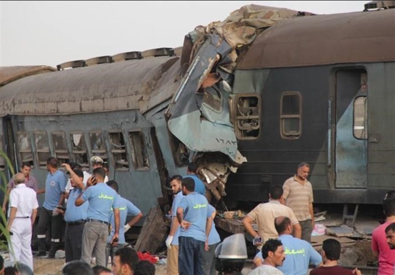 جراء السکک المتهالکة.. قطار یخرج عن السکة ویصیب 55 مواطن فی مصر