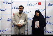  زینب عرفانیان نویسنده کتاب وحاج حسین یکتا در مراسم رونمایی از کتاب(مربع های قرمز)
