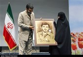 اهدای نقاشی شهید زین الدین به همسر شهید توسط حاج حسین یکتا در در مراسم رونمایی از کتاب(مربع های قرمز)